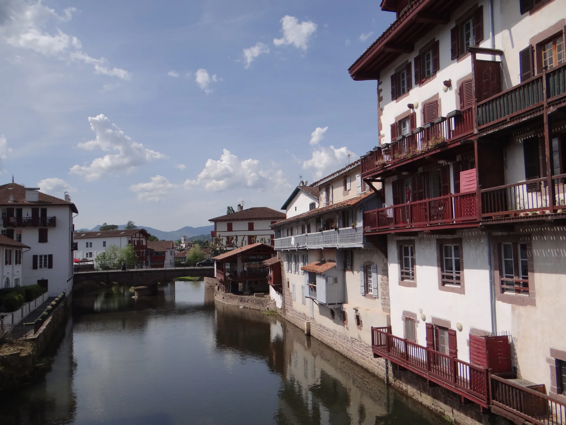 Maisons basques traditionnelles au bord de la Nive, Saint-Jean-Pied-de-Port