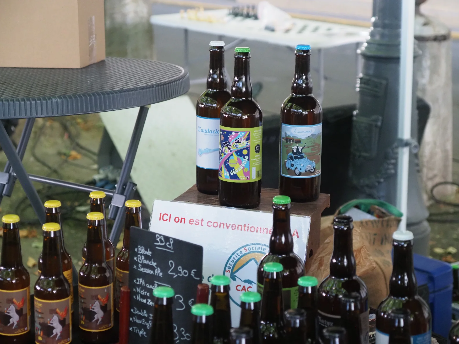 Bières artisanales pyrénéennes en dégustation sur un marché