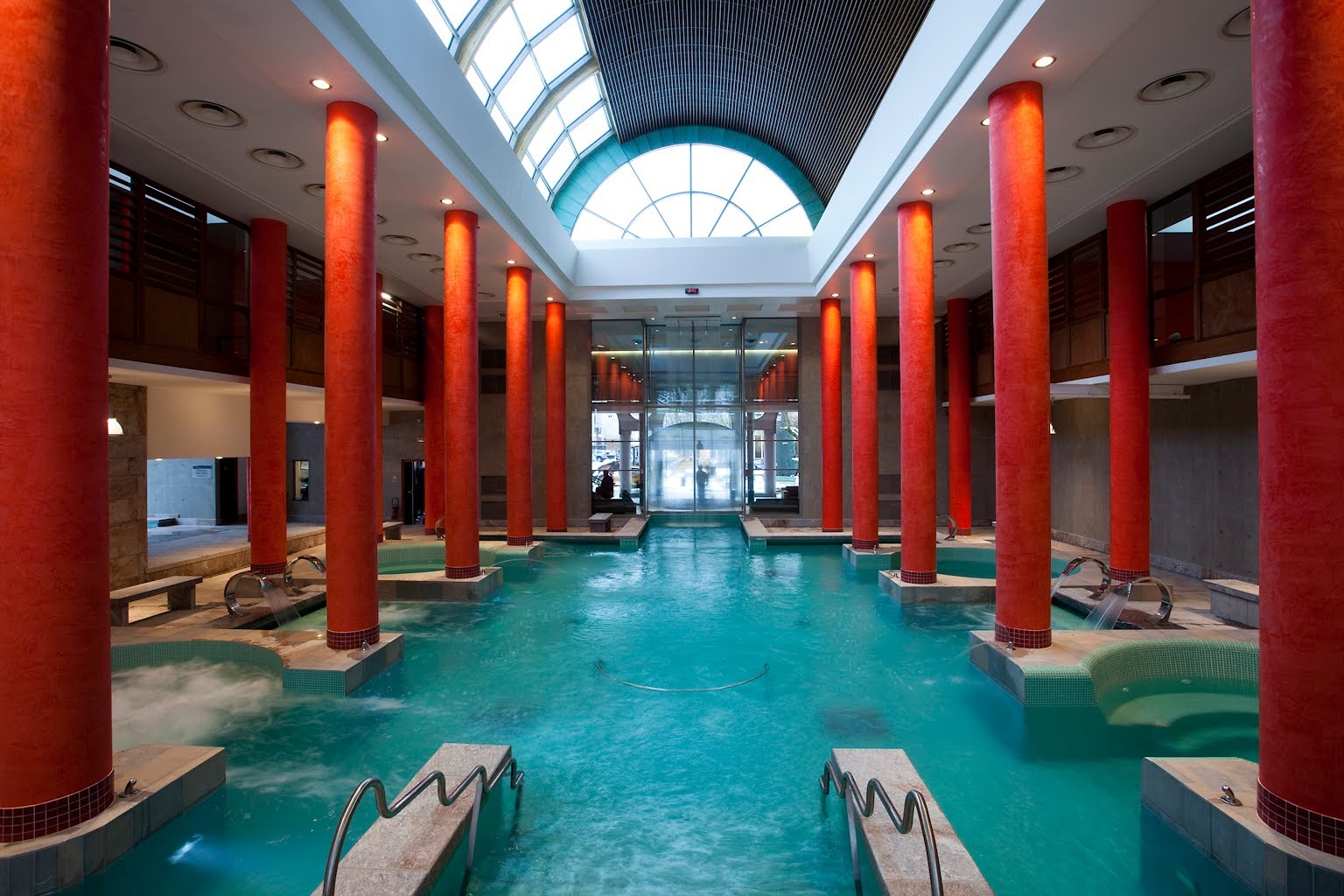 Bassin intérieur établissement thermal